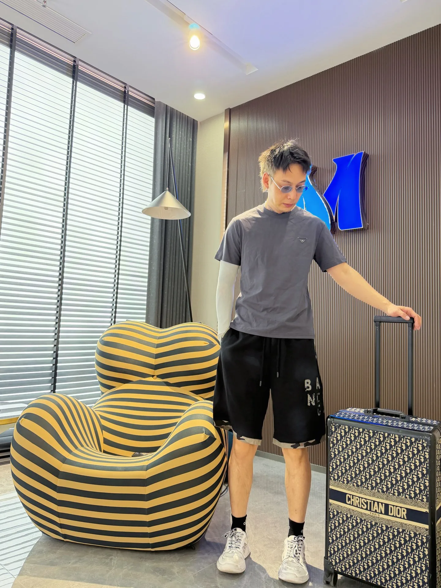 Balenciaga's three-standard complete 2026 summer New Arrival men's casual shorts, advanced custom-made Breathable fabric, Breathable fabric, extremely stretchy and comfortable, impeccable details, top-grade accessories, original logo design concept, delicate and soft feel! The upper body fit is awesome! Size: M-XXXL Please state your height and weight when ordering